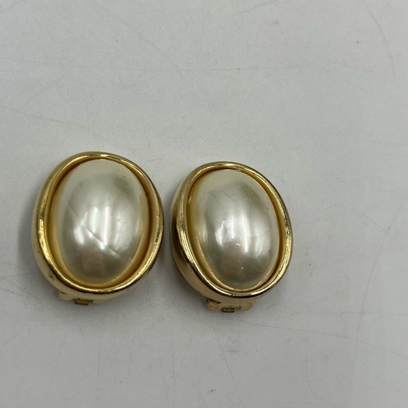 Christian Dior Vintage Gold Tone Oval Clip On Earrings Faux Pearl Cabochon - Picture 10 of 16